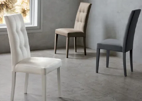 Chaise avec structure en hêtre avec un rembourrage en cuir synthétique ou en tissu