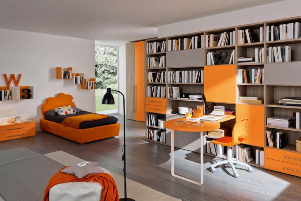Petite chambre avec bibliothèque et bureau
