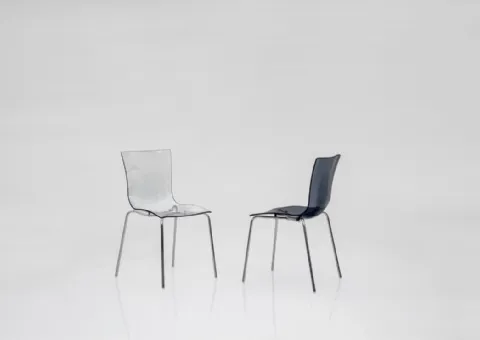Chaise en métal avec coque plastique