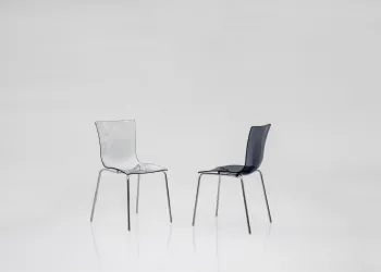 Chaise en métal avec coque plastique