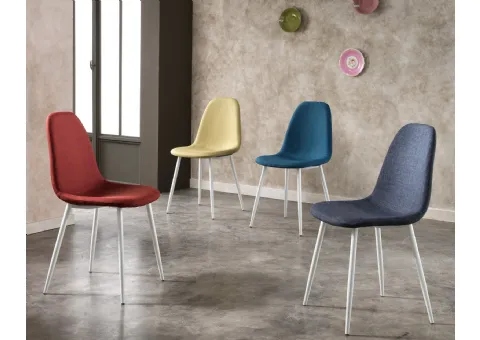 chaise en tissu avec structure métallique