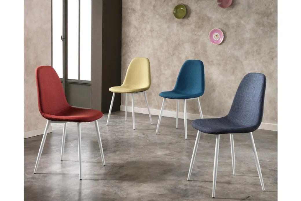 chaise en tissu avec structure métallique