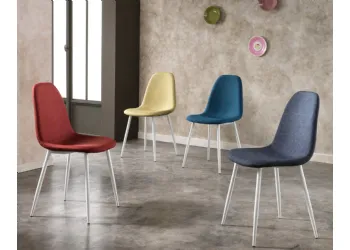 chaise en tissu avec structure métallique