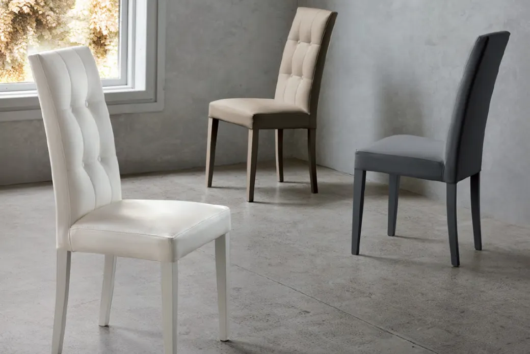 Chaise avec structure en hêtre avec un rembourrage en cuir synthétique ou en tissu