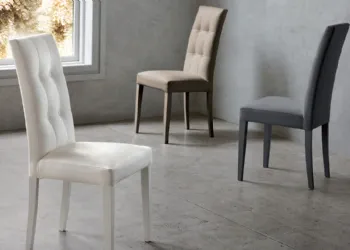 Chaise avec structure en hêtre avec un rembourrage en cuir synthétique ou en tissu