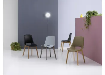 Chaise en bois avec assise en cuir