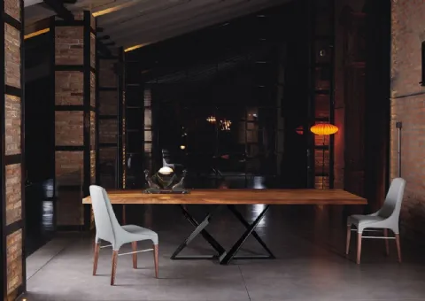 Chaise en cuir avec structure en solide