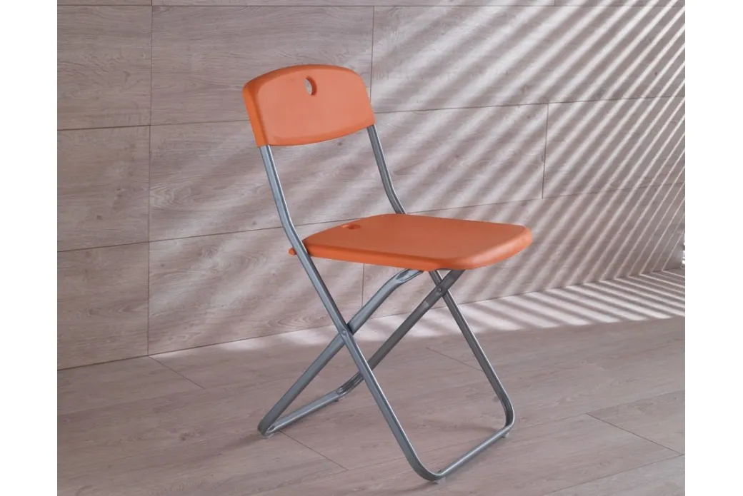 Chaise en métal avec assise en plastique