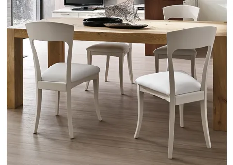 Chaise avec structure en bois et assise rembourrée
