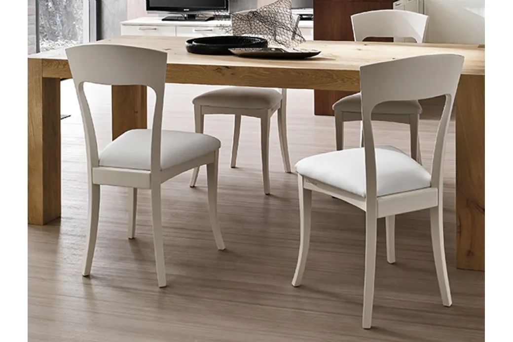 Chaise avec structure en bois et assise rembourrée