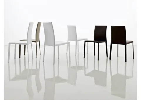 Chaise en métal enduit en cuir