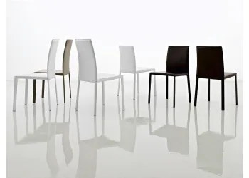 Chaise en métal enduit en cuir