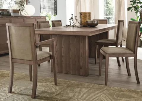 Chaise en cuir avec structure en bois