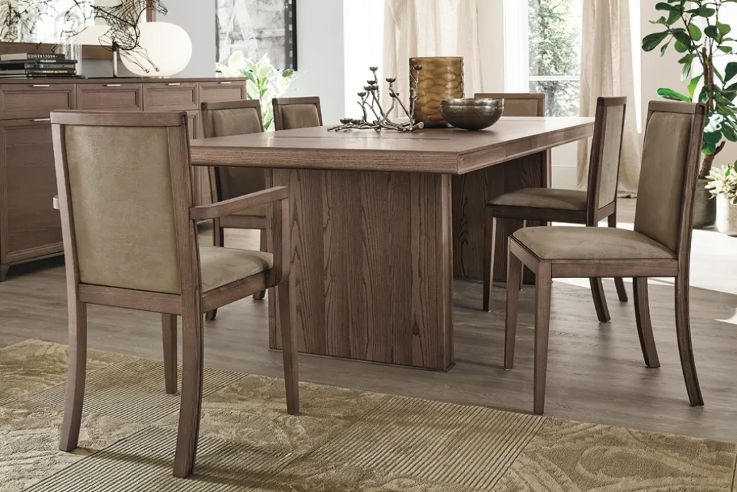 Chaise en cuir avec structure en bois