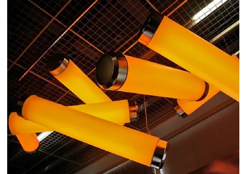 Lampe à suspension en plastique et en métal