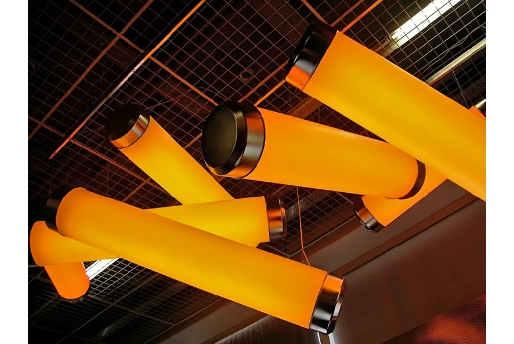 Lampe à suspension en plastique et en métal
