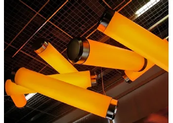 Lampe à suspension en plastique et en métal
