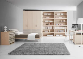 Quatre chambres avec portes de placard et bibliothèque
