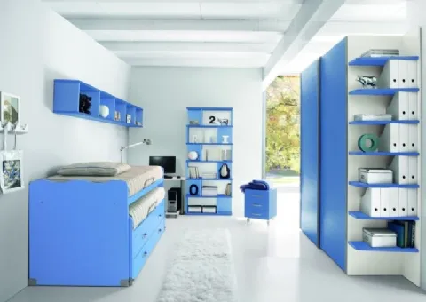 Petite chambre avec armoire à portes coulissantes