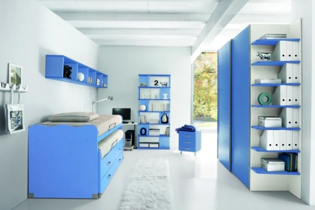 Petite chambre avec armoire à portes coulissantes