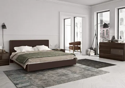 Lit en bois brun foncé