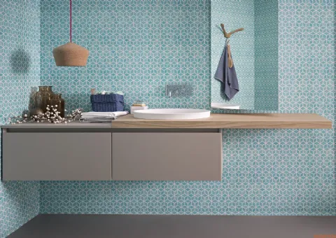 salle de bains mobile en bois et vernis mat