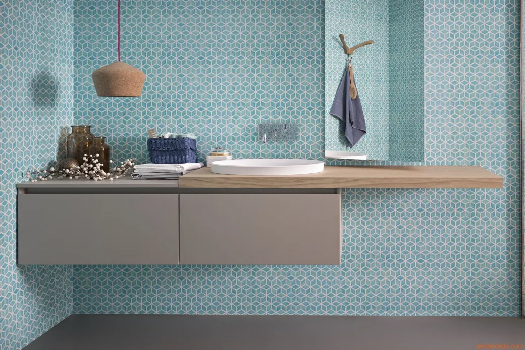 salle de bains mobile en bois et vernis mat
