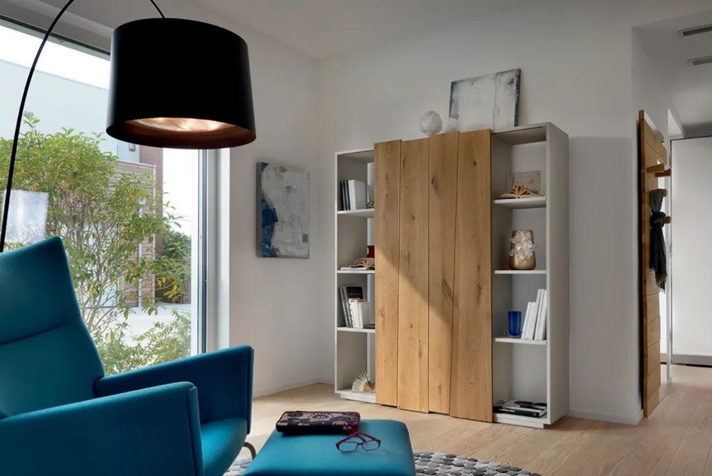 Bibliothèque en bois et vernis mat