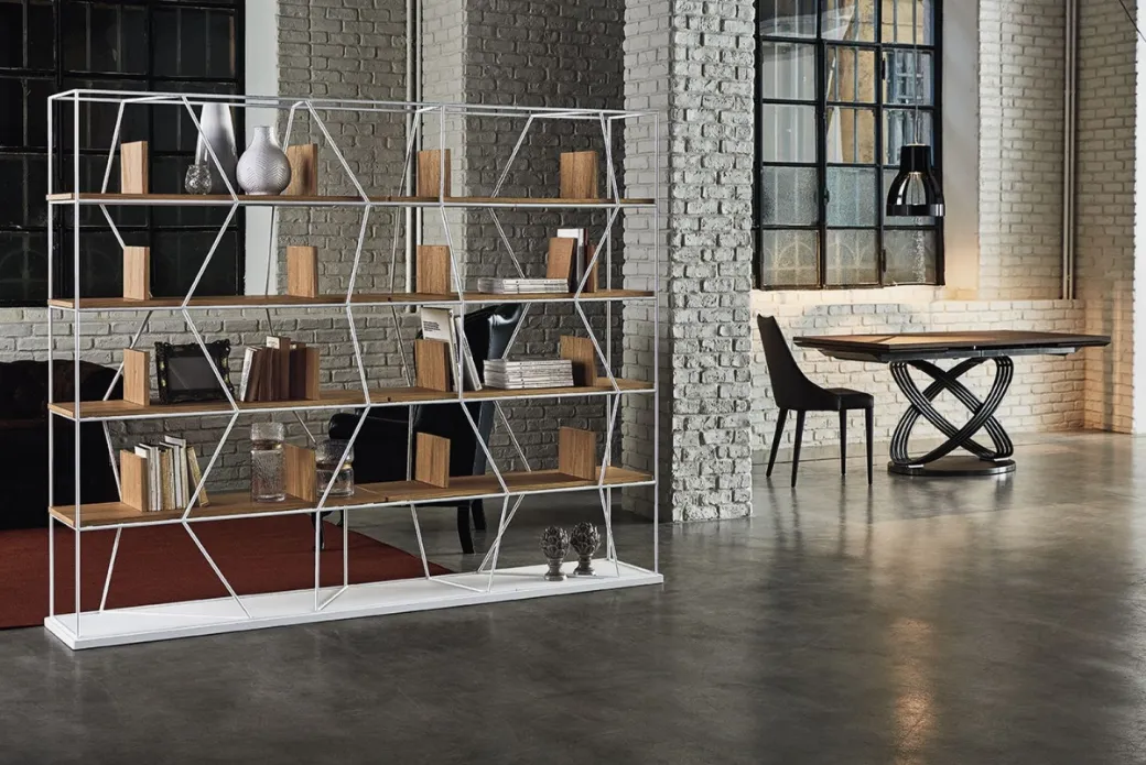 Bibliothèque en métal peint et des étagères en bois