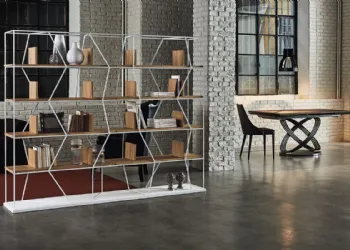 Bibliothèque en métal peint et des étagères en bois