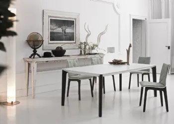 Table avec plateau en cristal et les jambes métalliques