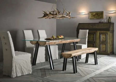 Table avec structure en métal et bois et plancher de verre