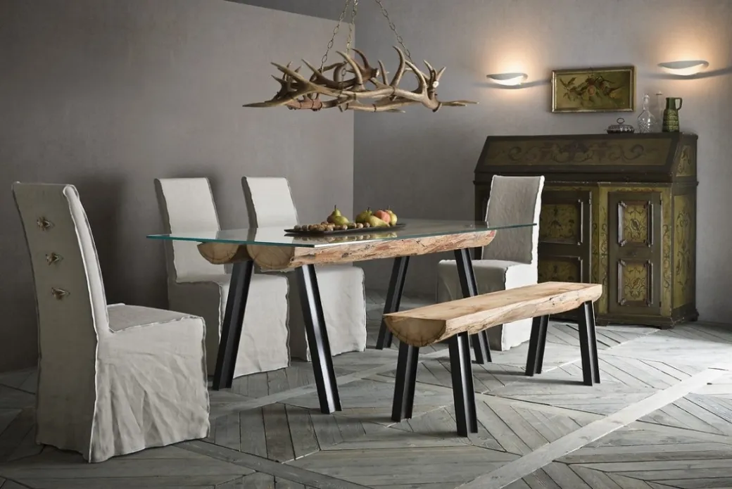 Table avec structure en métal et bois et plancher de verre