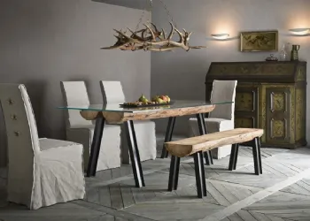 Table avec structure en métal et bois et plancher de verre