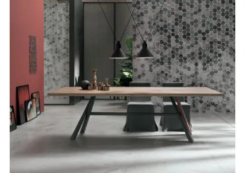 Table en bois avec les jambes en verre
