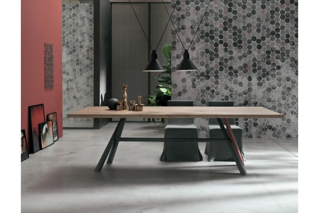 Table en bois avec les jambes en verre