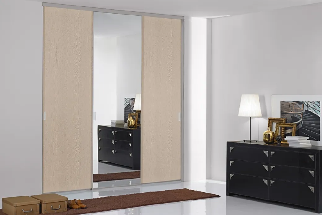 Trois portes d'armoires en bois et miroir