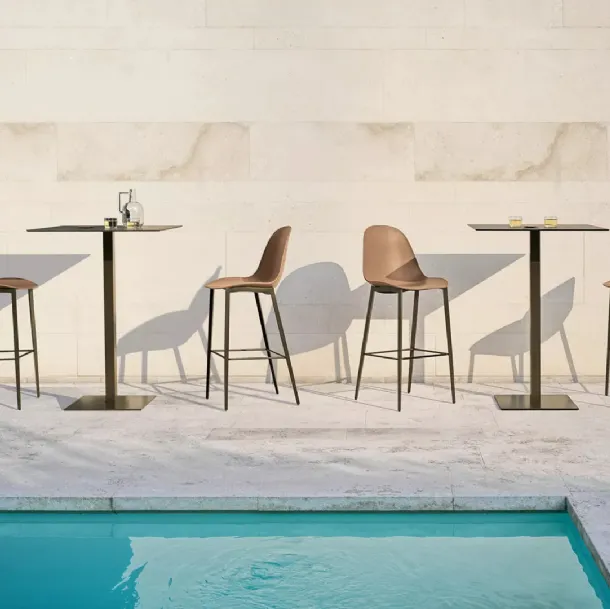 Petite table Alter Haute Outdoor en acier laqué de Bontempi