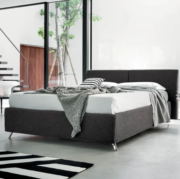 Lit en tissu avec tête de lit et coffre de rangement Aurora de Rigosalotti.