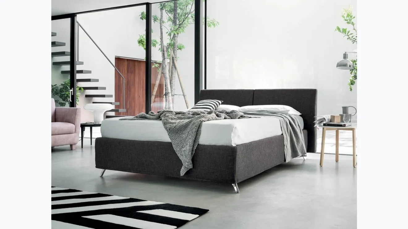 Lit en tissu avec tête de lit et coffre de rangement Aurora de Rigosalotti.