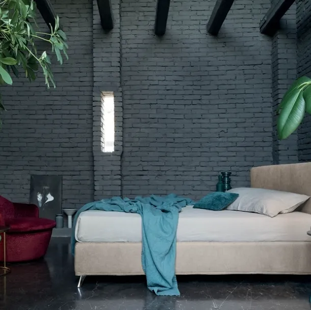 Lit en tissu avec tête de lit Deng de Rigosalotti