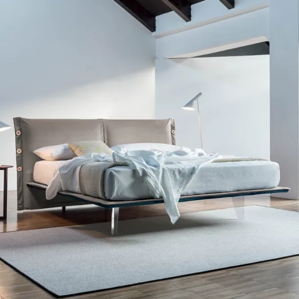 Lit en tissu avec une tête de lit rembourrée et des pieds transparents Febo de Rigosalotti