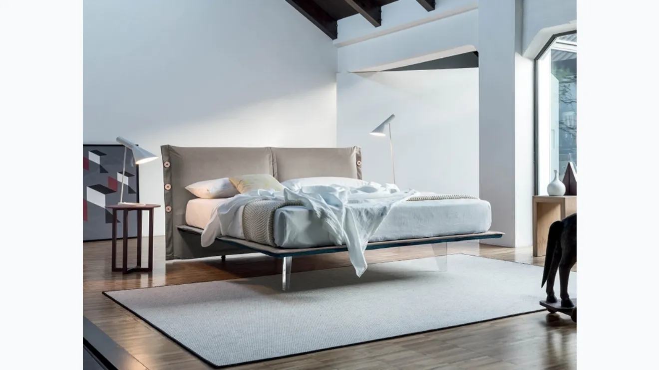 Lit en tissu avec une tête de lit rembourrée et des pieds transparents Febo de Rigosalotti