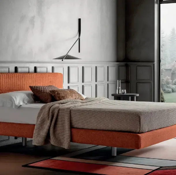 Lit avec une tête de lit rembourrée Kiss de Rigosalotti