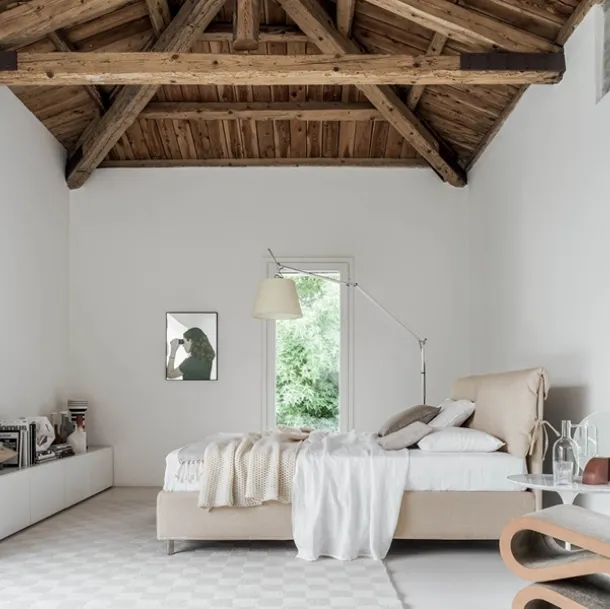 Lit en tissu avec tête de lit Max de Rigosalotti