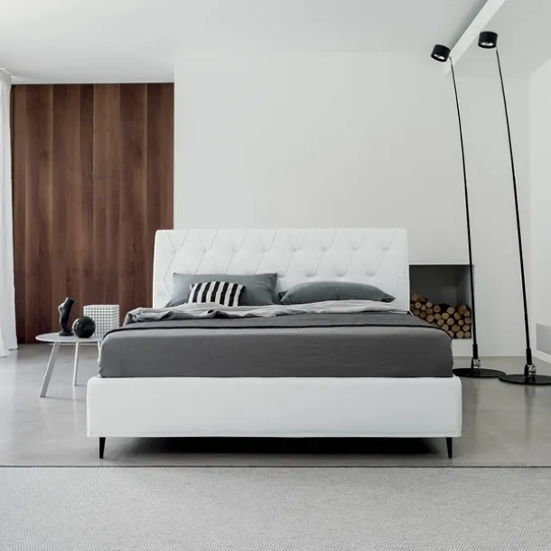 Lit en simili cuir Park avec une tête de lit matelassée de Rigosal