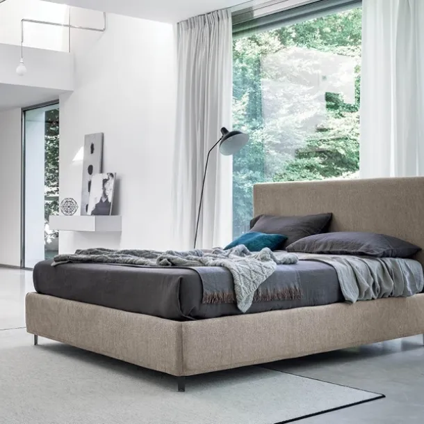 Lit double en tissu avec tête de lit Perla de Rigosalotti.