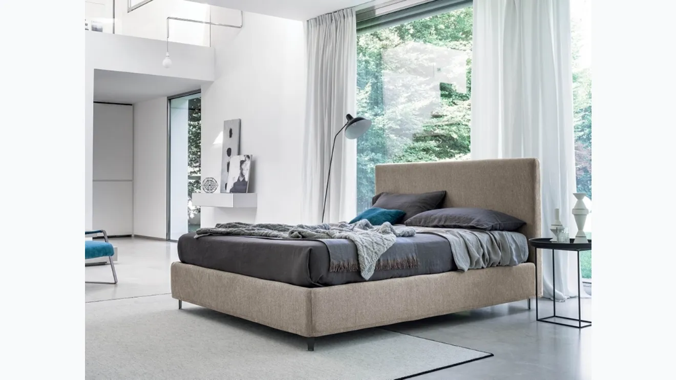 Lit double en tissu avec tête de lit Perla de Rigosalotti.