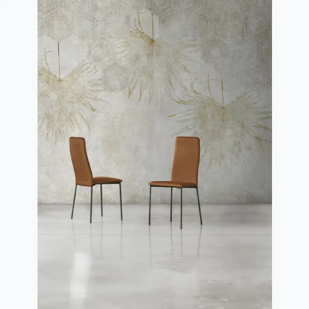 Chaise Gaia en cuir recouvert de Sedit