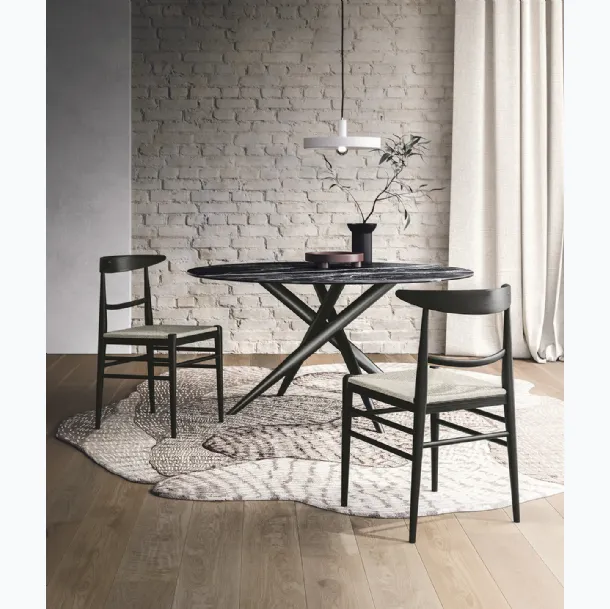 Chaise en frêne teinté au charbon avec assise en paille Louis de Sedit